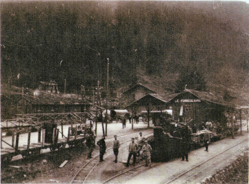 La gare du Tacot du Rudlin au premier plan, et la gare du funiculaire derrière.
					La voie du funiculaire s'en va vers la gauche. (JB).