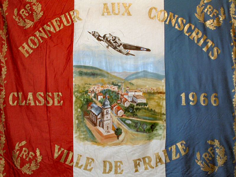 Le drapeau de la Classe 1966 dÃ©corÃ© d'une vue de Fraize