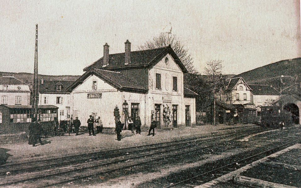 Voyageurs attendant le train sur le quai.