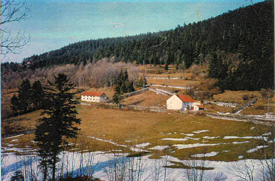Vue du site, avec les maisons anciennement Stoosz (gauche) et Colin (droite).