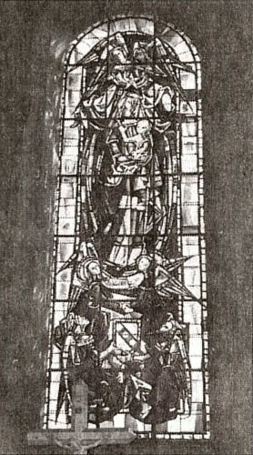 Le vitrail de Notre-Dame derriÃ¨re l'autel de l'Ã©glise.