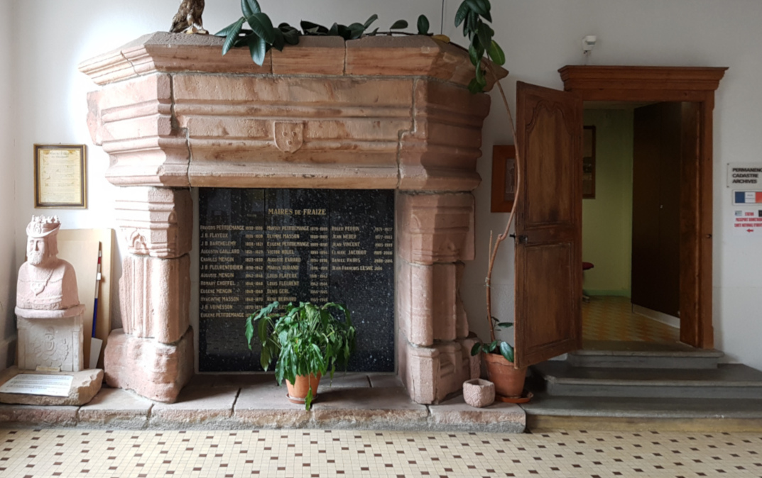 La cheminée de grès rose et la porte restaurées dans le hall de la mairie.<br>Notez le blason des Ribeaupierre au centre de la hotte.