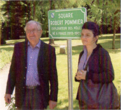 Sophie Pitron-Pommier et François Maubré devant le panneau commémoratif.