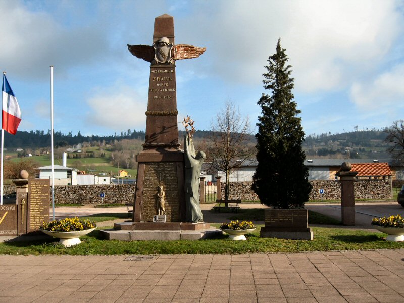 Rue de l'Église, le monument aux Morts
