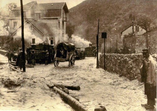 Le Tacot vers Plainfaing, le 5 octobre 1916, passant devant l'hôtel du Rudlin.
					Noter l'inondation provoquée par la Meurthe. (JB).