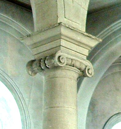 Un chapiteau de colonne.