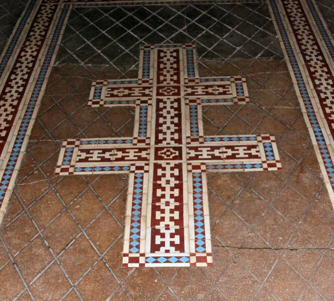 La croix de Lorraine au bout de l'all��e centrale, devant le ch��ur.