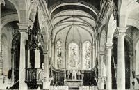 La nef et le chœur, carte postale de 1923 environ. Ce sont les nouveaux vitraux de 1923, mais l'éclairage électrique n'est pas en place.