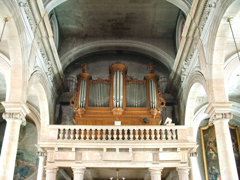 L'orgue sur la tribune de l'��glise