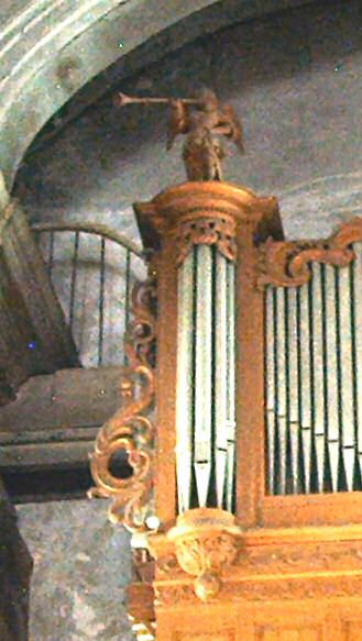 Le c��t�� gauche de l'orgue, surmont�� d'un ange �� la trompette.