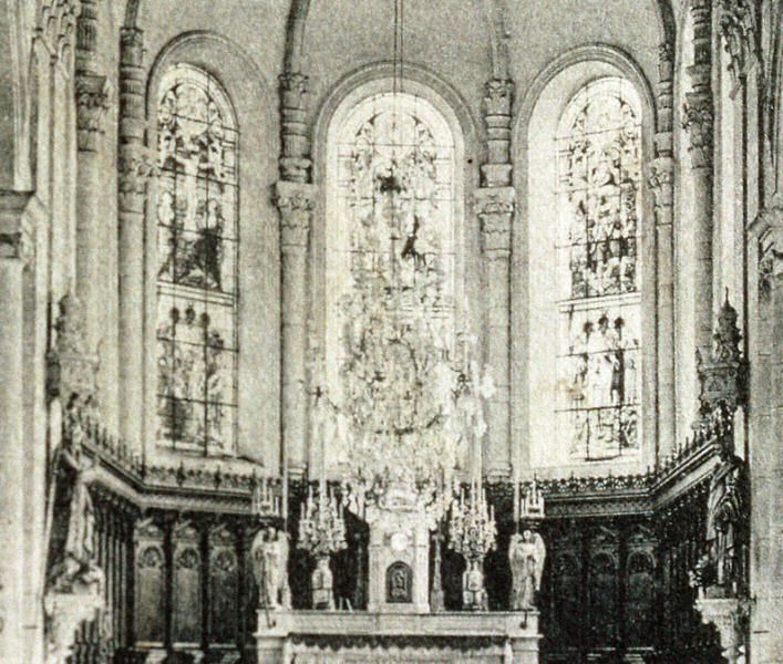 Vue des vitraux��: Extrait d'une carte postale d'entre 1923 et 1925. Le vitrail central, derri��re le ma��tre autel, est cach�� par un grand lustre �� pendeloques.