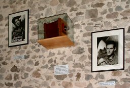 Le mur dédié à Raymond Voinquel à la bibliothéque municipale de Fraize. Noter au centre, sous verre, la chambre photographique qu'il utilisait. C'est un don fait par ses héritiers, notamment madame Claude Barbe, à l'association « La Costelle ».