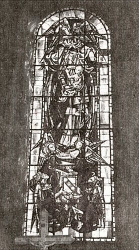 Le vitrail de Notre-Dame derrière l'autel de l'église.