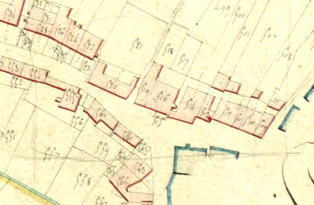 Sur cet extrait du plan cadastral de 1812, la maison de Joseph Deloisy, qui devint le premier hospice occupe l'emplacement 514.Le
bâtiment bleu en angle est l'ancienne Halle, maintenant boulangerie/pâtisserieet
les rues sont celles de l'église à gauche, de la Costelle à droite et maréchal de Lattre verticalement.